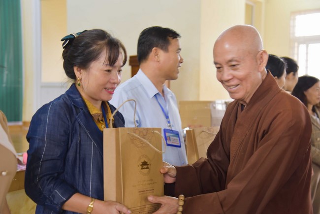 Ban Từ thiện: Tặng quà Trung Thu cho các em học sinh ở Đắk Som, Đăk Nông